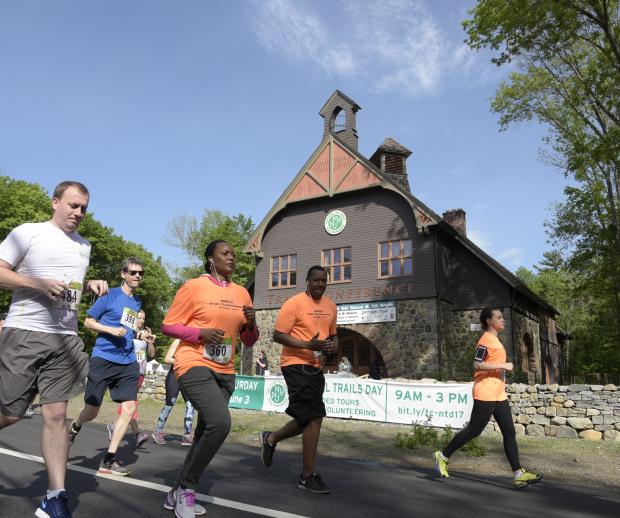 Race participants run past Trail Conference headquarters at the third annual MRCC Trail Conference 5K Run and 3K Walk